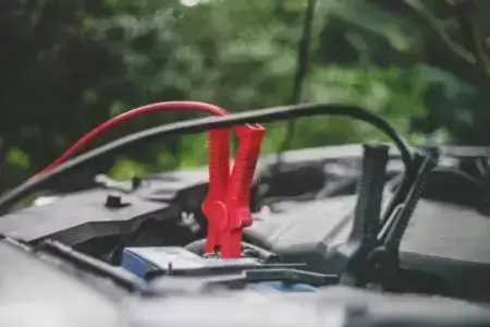 Technicien remplaçant une batterie de voiture en panne sur route